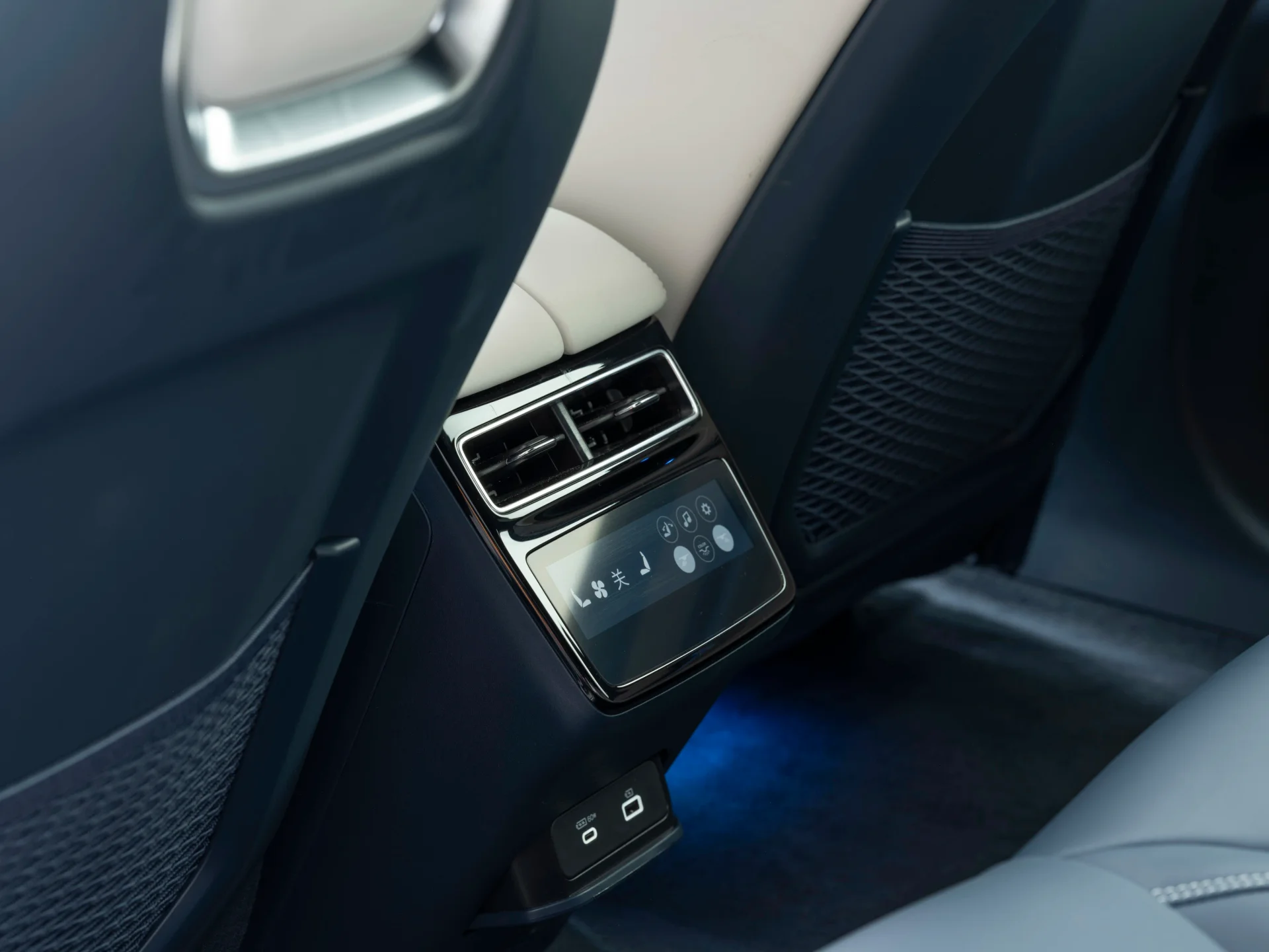 Zeekr 001 interior 6
